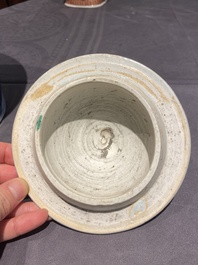 Vase couvert en porcelaine de Chine wucai &agrave; sujet narratif, &eacute;poque Transition