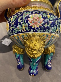 Br&ucirc;le-parfum couvert pour l'hommage imp&eacute;rial en &eacute;maux de Canton &agrave; fond bleu, marque et &eacute;poque de Qianlong