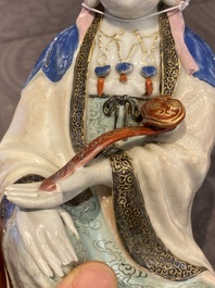 Een Chinese famille rose figuur van Guanyin met een ruyi scepter, Qianlong