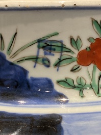 Vase couvert en porcelaine de Chine wucai &agrave; sujet narratif, &eacute;poque Transition