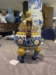 Br&ucirc;le-parfum couvert pour l'hommage imp&eacute;rial en &eacute;maux de Canton &agrave; fond bleu, marque et &eacute;poque de Qianlong
