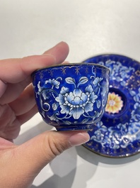 Paire de tasses sur supports de type 'trembleuse' en &eacute;maux de Canton &agrave; d&eacute;cor 'Shou', Chine, Qianlong