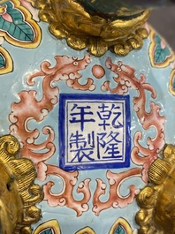 Br&ucirc;le-parfum couvert pour l'hommage imp&eacute;rial en &eacute;maux de Canton &agrave; fond bleu, marque et &eacute;poque de Qianlong