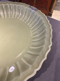Een zeer grote Chinese Longquan celadon schotel, wellicht Chuzhou ovens, Ming