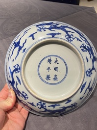 Een Chinees blauw-wit 'draken' bord, Jiajijng merk en periode