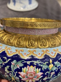 Br&ucirc;le-parfum couvert pour l'hommage imp&eacute;rial en &eacute;maux de Canton &agrave; fond bleu, marque et &eacute;poque de Qianlong