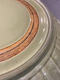 Een zeer grote Chinese Longquan celadon schotel, wellicht Chuzhou ovens, Ming