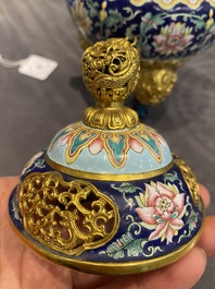 Br&ucirc;le-parfum couvert pour l'hommage imp&eacute;rial en &eacute;maux de Canton &agrave; fond bleu, marque et &eacute;poque de Qianlong