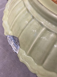 Een zeer grote Chinese Longquan celadon schotel, wellicht Chuzhou ovens, Ming