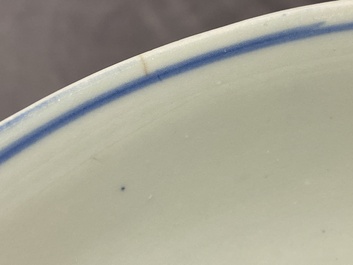 Een Chinees blauw-wit 'draken' bord, Jiajijng merk en periode