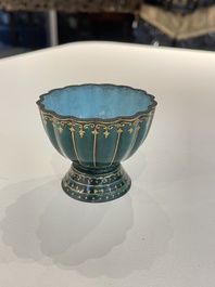 Bol de forme floral sur talon en &eacute;maux de Canton &agrave; d&eacute;cor dor&eacute; sur fond vert, Chine, ancienne coll. Harry Garner, Qianlong