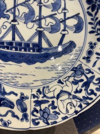 Paire de plats en porcelaine de Chine en bleu et blanc &agrave; d&eacute;cor de navires de la Compagnie des Indes, Kangxi