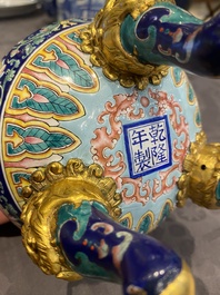 Br&ucirc;le-parfum couvert pour l'hommage imp&eacute;rial en &eacute;maux de Canton &agrave; fond bleu, marque et &eacute;poque de Qianlong