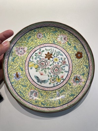 Een Chinees bord in Canton email met 'sanduo' decor, Qianlong