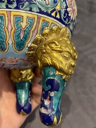 Br&ucirc;le-parfum couvert pour l'hommage imp&eacute;rial en &eacute;maux de Canton &agrave; fond bleu, marque et &eacute;poque de Qianlong