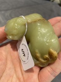 Animal mythique en jade c&eacute;ladon tach&eacute; de rouille, Chine, 18&egrave;me