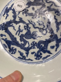 Een Chinees blauw-wit 'draken' bord, Jiajijng merk en periode