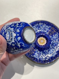 Paire de tasses sur supports de type 'trembleuse' en &eacute;maux de Canton &agrave; d&eacute;cor 'Shou', Chine, Qianlong