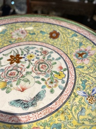 Een Chinees bord in Canton email met 'sanduo' decor, Qianlong