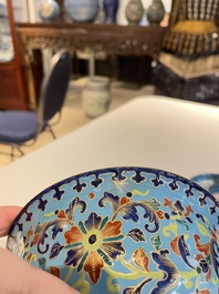 Une coupe &agrave; &eacute;pices &agrave; d&eacute;cor d'un lotus et un bol en &eacute;maux de Canton, Chine, Qianlong/Jiaqing