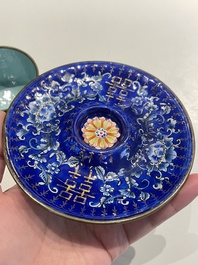 Paire de tasses sur supports de type 'trembleuse' en &eacute;maux de Canton &agrave; d&eacute;cor 'Shou', Chine, Qianlong