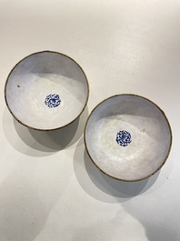Paire de bols en &eacute;maux de Canton &agrave; d&eacute;cor d'antiquit&eacute;s, Chine, Yongzheng/Qianlong