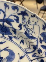 Paire de plats en porcelaine de Chine en bleu et blanc &agrave; d&eacute;cor de navires de la Compagnie des Indes, Kangxi