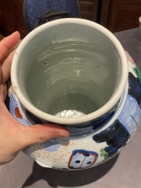 Vase couvert en porcelaine de Chine wucai &agrave; sujet narratif, &eacute;poque Transition