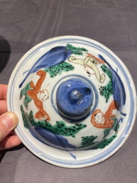 Vase couvert en porcelaine de Chine wucai &agrave; sujet narratif, &eacute;poque Transition