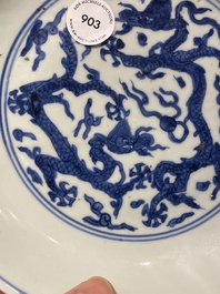 Een Chinees blauw-wit 'draken' bord, Jiajijng merk en periode