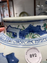Vase couvert en porcelaine de Chine wucai &agrave; d&eacute;cor de gar&ccedil;ons jouant, &eacute;poque Transition