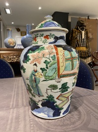 Vase couvert en porcelaine de Chine wucai &agrave; sujet narratif, &eacute;poque Transition