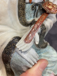 Een Chinese famille rose figuur van Guanyin met een ruyi scepter, Qianlong