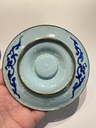Paire de tasses sur supports de type 'trembleuse' en &eacute;maux de Canton &agrave; d&eacute;cor 'Shou', Chine, Qianlong