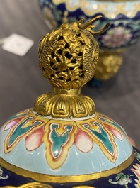 Br&ucirc;le-parfum couvert pour l'hommage imp&eacute;rial en &eacute;maux de Canton &agrave; fond bleu, marque et &eacute;poque de Qianlong