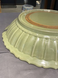 Een zeer grote Chinese Longquan celadon schotel, wellicht Chuzhou ovens, Ming