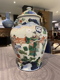 Vase couvert en porcelaine de Chine wucai &agrave; sujet narratif, &eacute;poque Transition