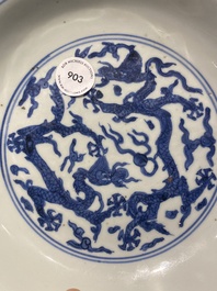 Een Chinees blauw-wit 'draken' bord, Jiajijng merk en periode