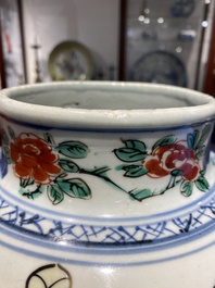 Vase couvert en porcelaine de Chine wucai &agrave; d&eacute;cor de gar&ccedil;ons jouant, &eacute;poque Transition
