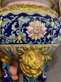 Br&ucirc;le-parfum couvert pour l'hommage imp&eacute;rial en &eacute;maux de Canton &agrave; fond bleu, marque et &eacute;poque de Qianlong