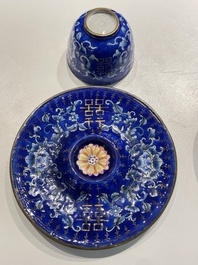Paire de tasses sur supports de type 'trembleuse' en &eacute;maux de Canton &agrave; d&eacute;cor 'Shou', Chine, Qianlong