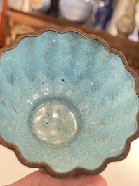 Bol de forme floral sur talon en &eacute;maux de Canton &agrave; d&eacute;cor dor&eacute; sur fond vert, Chine, ancienne coll. Harry Garner, Qianlong