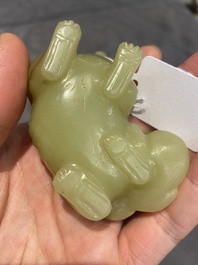Animal mythique en jade c&eacute;ladon tach&eacute; de rouille, Chine, 18&egrave;me
