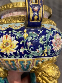 Br&ucirc;le-parfum couvert pour l'hommage imp&eacute;rial en &eacute;maux de Canton &agrave; fond bleu, marque et &eacute;poque de Qianlong