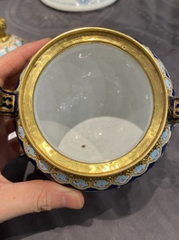 Br&ucirc;le-parfum couvert pour l'hommage imp&eacute;rial en &eacute;maux de Canton &agrave; fond bleu, marque et &eacute;poque de Qianlong