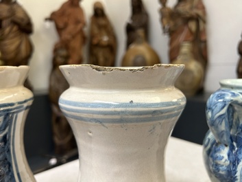 Une paire d'albarelli et une chevrette en majolique italienne en bleu, blanc et mangan&egrave;se, Savone, 17&egrave;me