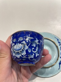 Paire de tasses sur supports de type 'trembleuse' en &eacute;maux de Canton &agrave; d&eacute;cor 'Shou', Chine, Qianlong