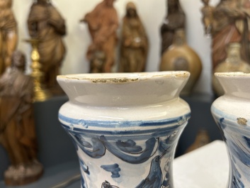 Une paire d'albarelli et une chevrette en majolique italienne en bleu, blanc et mangan&egrave;se, Savone, 17&egrave;me