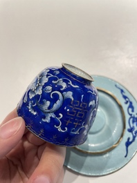 Paire de tasses sur supports de type 'trembleuse' en &eacute;maux de Canton &agrave; d&eacute;cor 'Shou', Chine, Qianlong