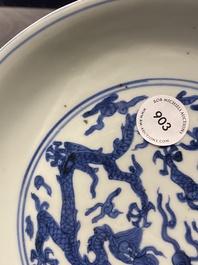 Een Chinees blauw-wit 'draken' bord, Jiajijng merk en periode